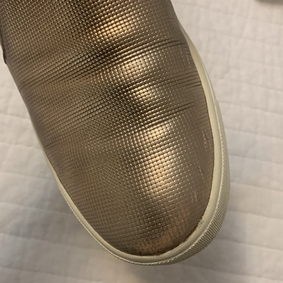 VINCE Blair perforated leather slip on shoes gold tone uppers white soles sz 7M - Picture 10 of 13